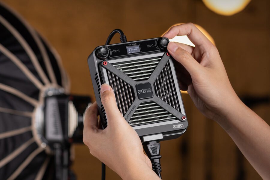 ZHIYUNがMOLUS G200 COB LEDスポットライトとFIVERAY V60 Light Wandを