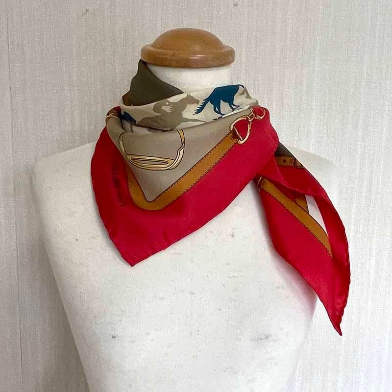 セリーヌ赤馬柄シルクスカーフ