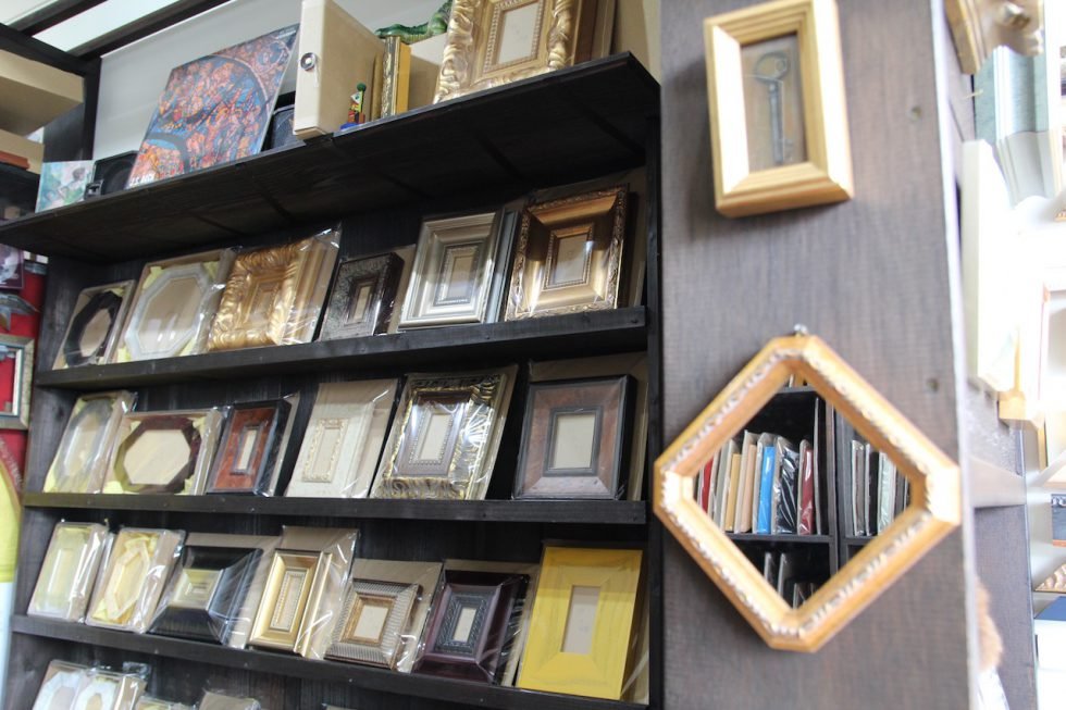 週末だけ小さな額縁のお店を開く | リンジン