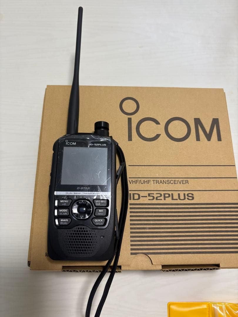 ICOM ID-52PLUS トランシーバー SRH77付き ICOM、ID-52 PLUS デュアルバンド D-STAR デジタルトランシーバーを 8
