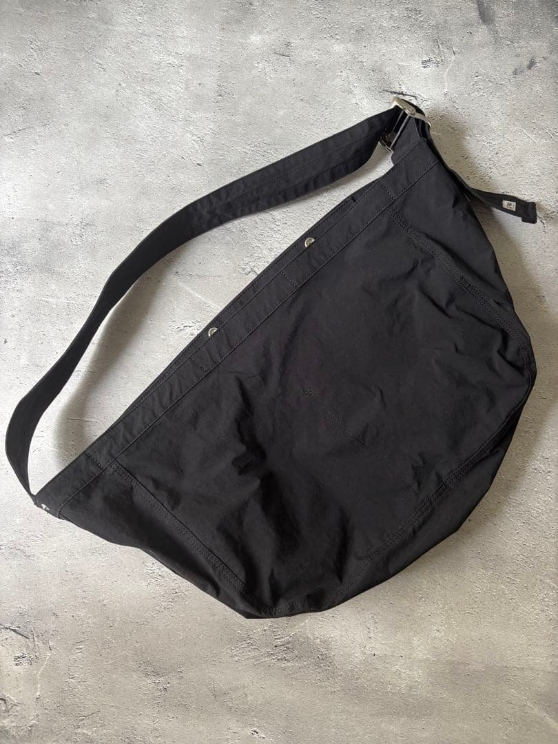 Doze　エンズアンドミーンズ　ニュースペーパーバック　ショルダーバッグ ENDS and MEANS - Newspaper Bag / Black | Stripe Online Store