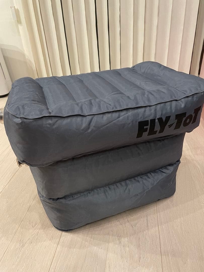 【2/7まで限定価格】FLY-TOT エアフットレスト グレー Fly-Totフライトットを徹底レビュー｜ハワイ便の必須アイテム！JAL,ANA