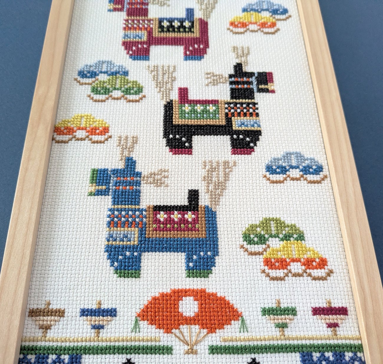 クロスステッチキット ミニ掛け軸【ほっこり馬さん】午年 - BIENE