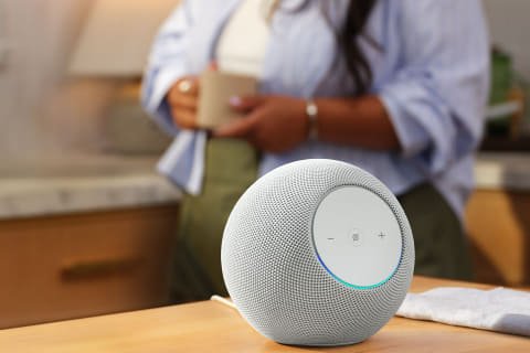 Amazonスピーカー「Echo Studio」に新色グレーシャーホワイト。Alexa+