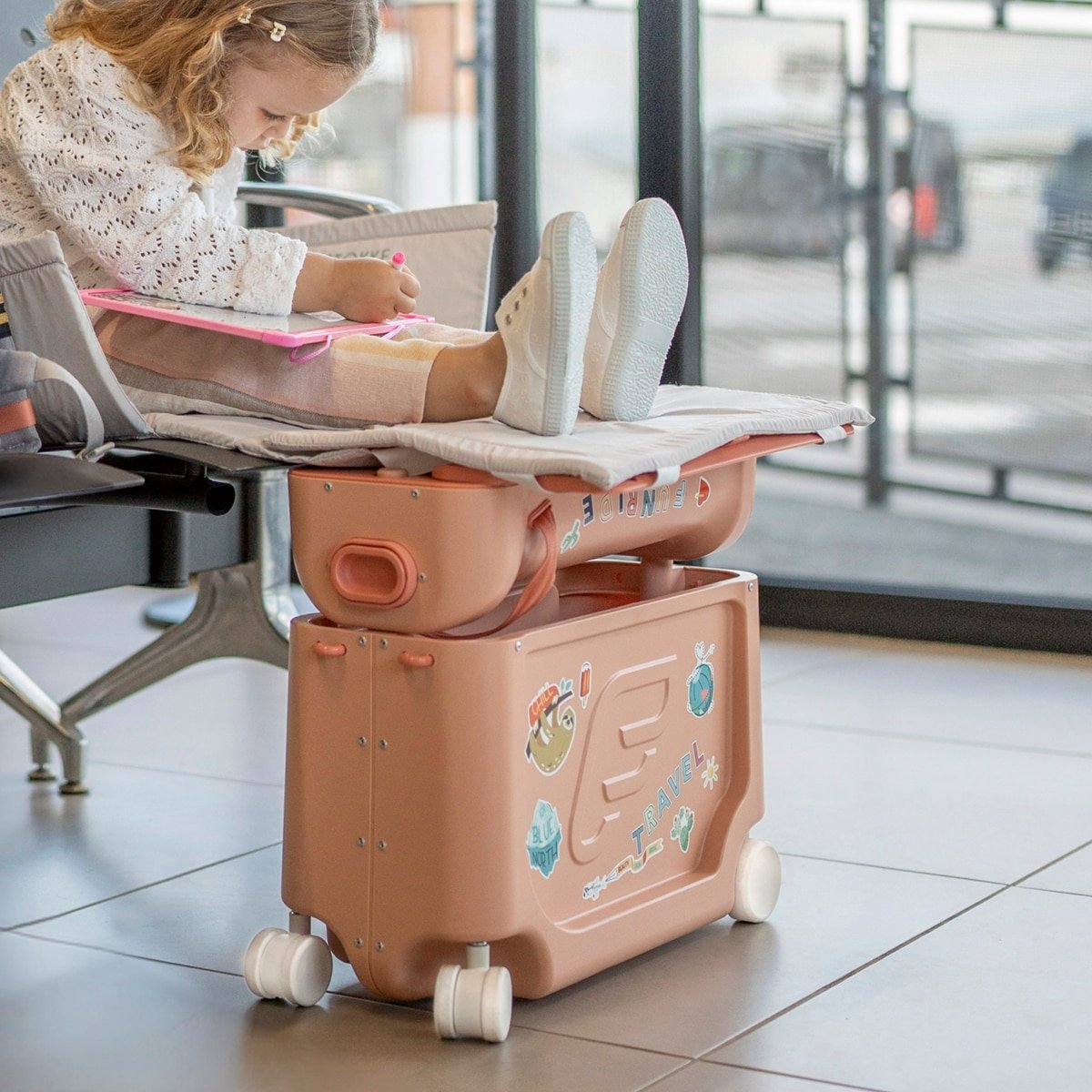 Stokke ジェットキッズ コーラルピンク: ボーネルンド オンライン